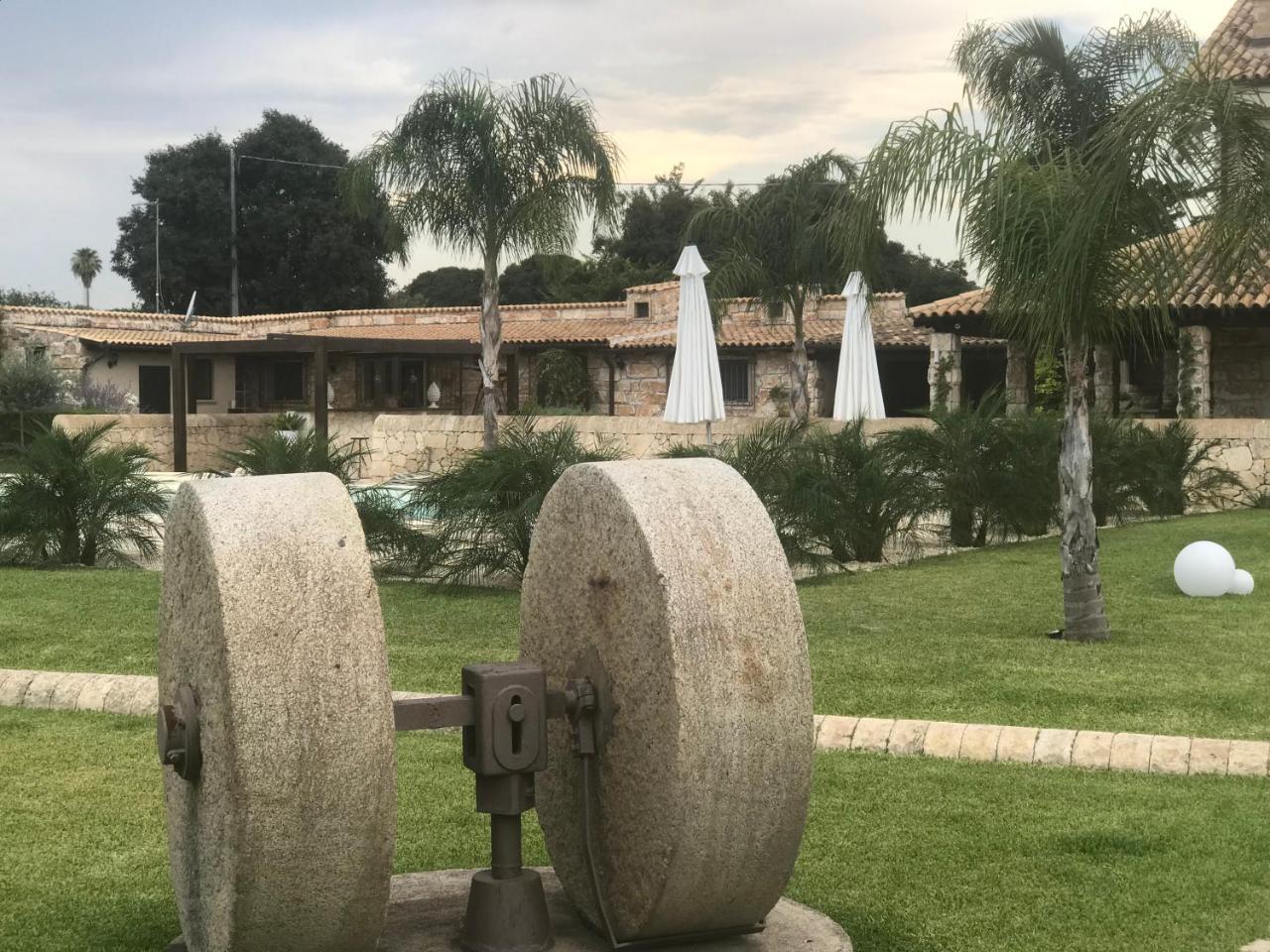 Mythos Holidays & Events Syracuse Luaran gambar
